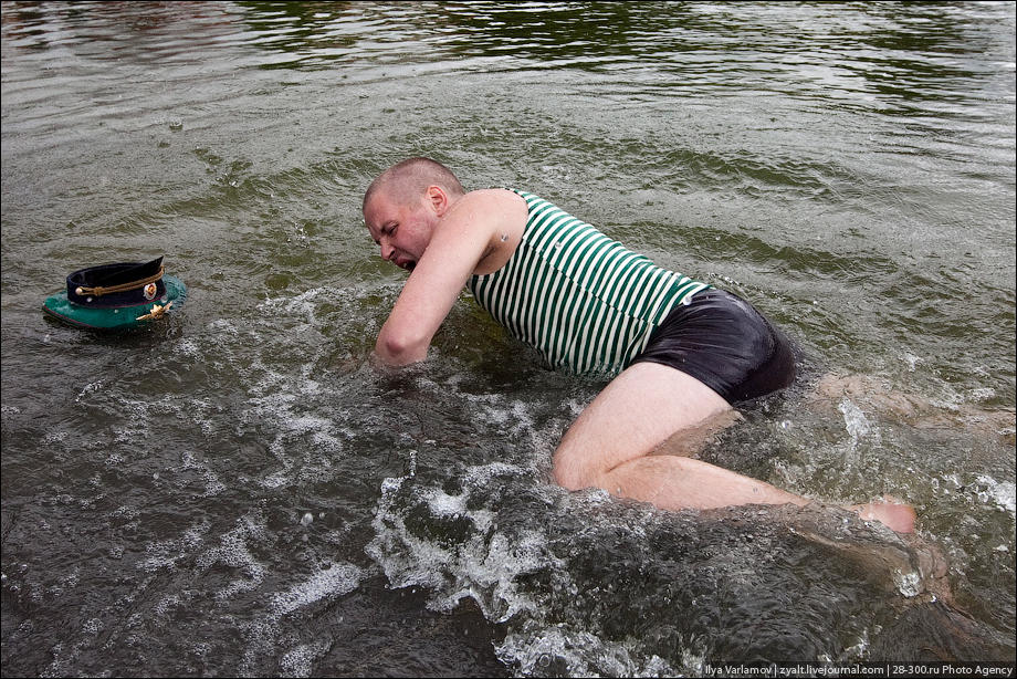 Фото пьяного в луже