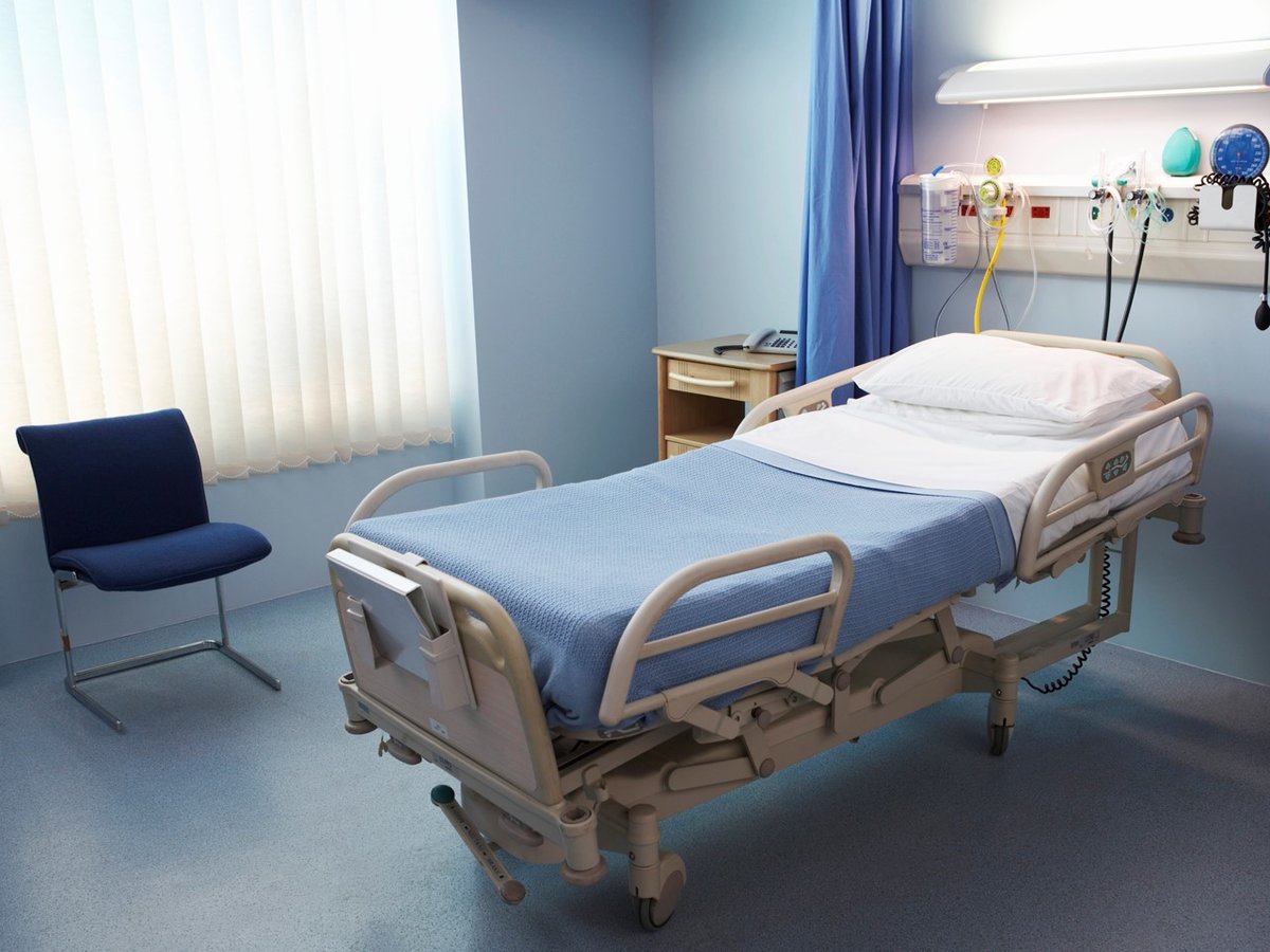 Подготовка палаты и функциональной кровати к приему пациента