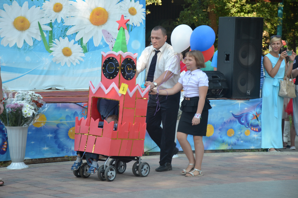 Парад необычных и креативных колясок прошел в Парке Горького в Москве